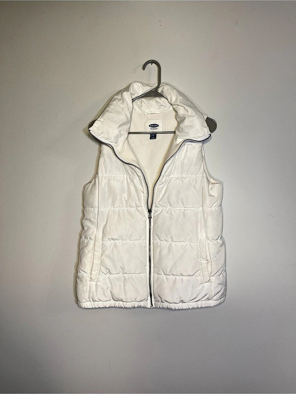 Old Navy Puffer Vest in White Size Medium
